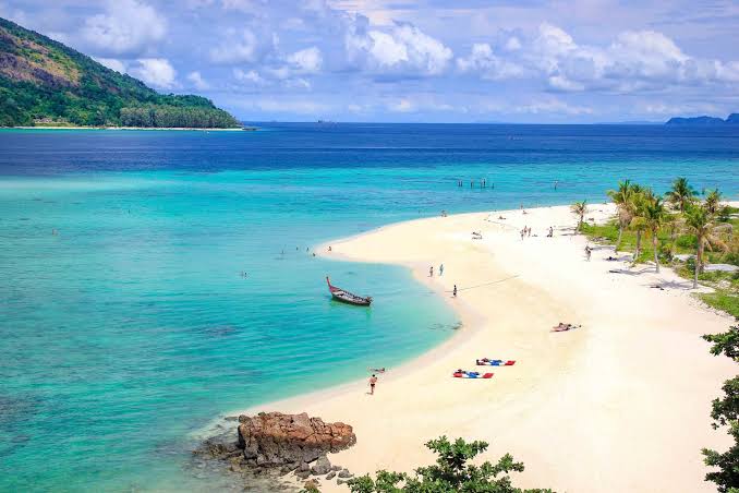 White sand beach and turquoise water on Koh Lipe, Thailand